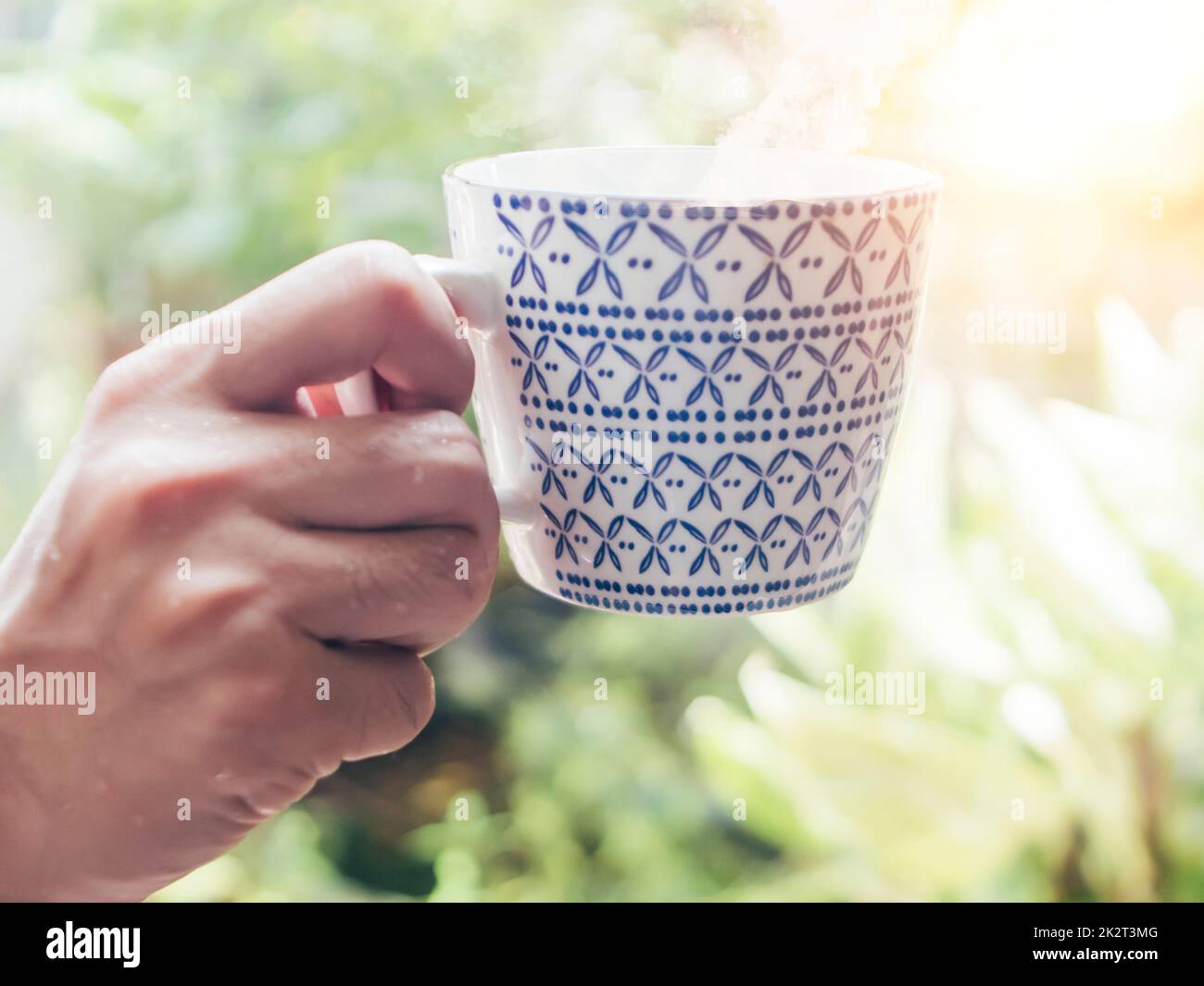 Tazza da caffè vintage bianca e blu asiatico da tenere a mano Foto Stock
