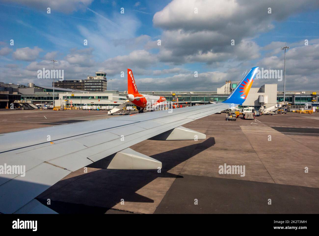 Vista dalla finestra dell'ala di un aeromobile Jet 2 Boeing 737 poco prima del decollo dall'aeroporto di Manchester, nel nord dell'Inghilterra, nel Regno Unito Foto Stock