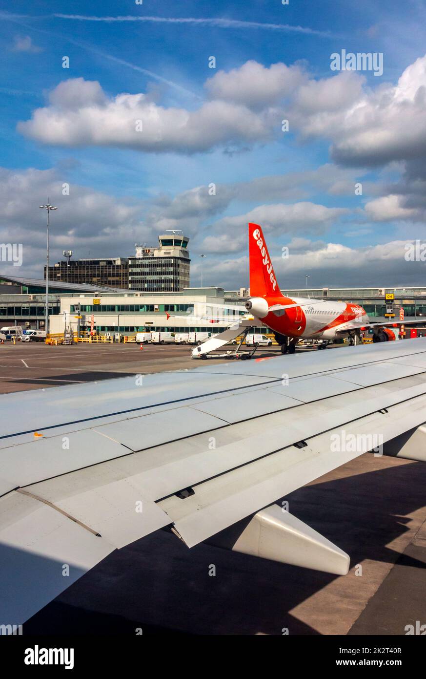 Vista dalla finestra dell'ala di un aeromobile Jet 2 Boeing 737 poco prima del decollo dall'aeroporto di Manchester, nel nord dell'Inghilterra, nel Regno Unito Foto Stock