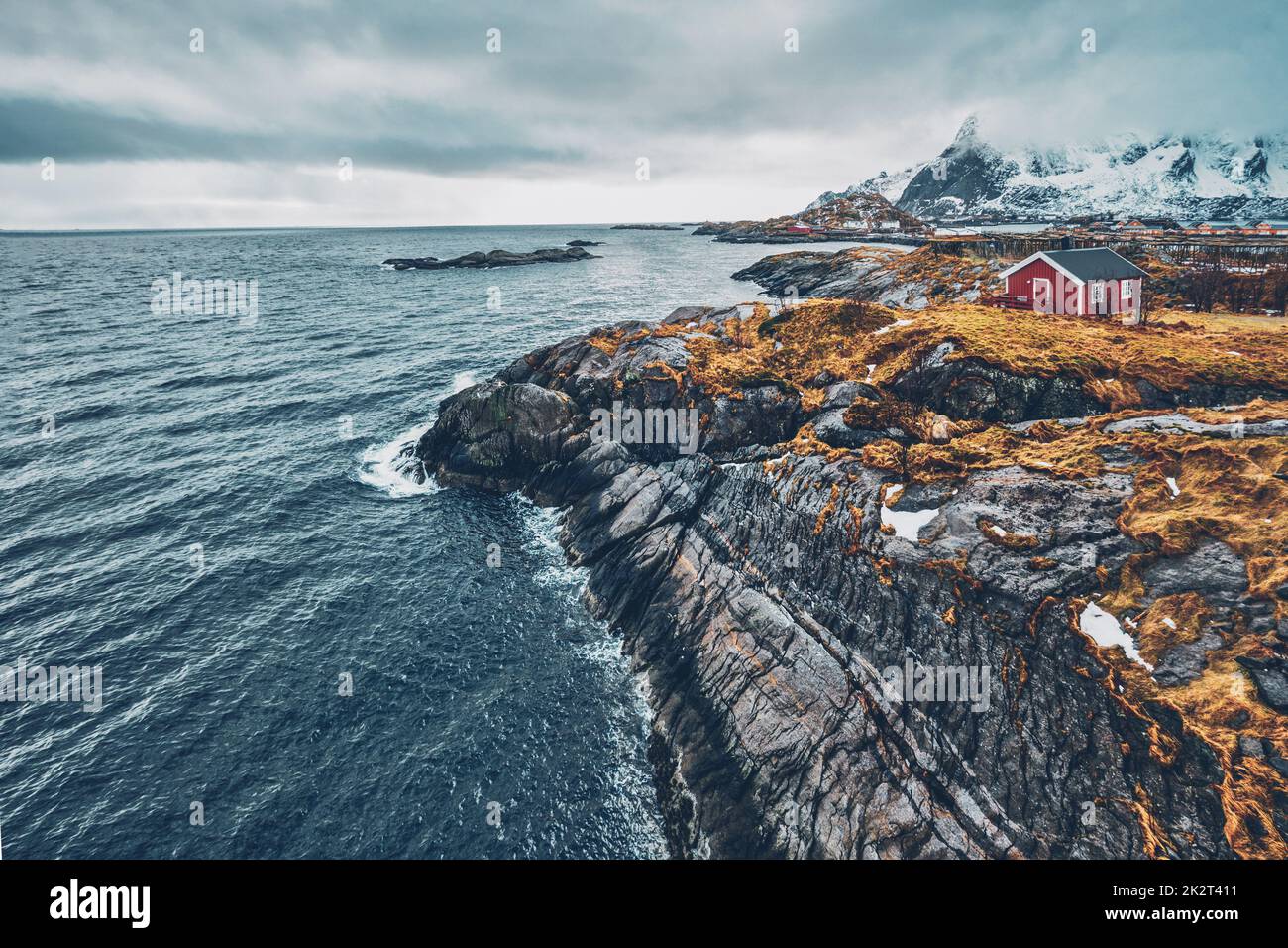 Clif con tradizionale rosso rorbu casa sulle Isole Lofoten in Norvegia Foto Stock