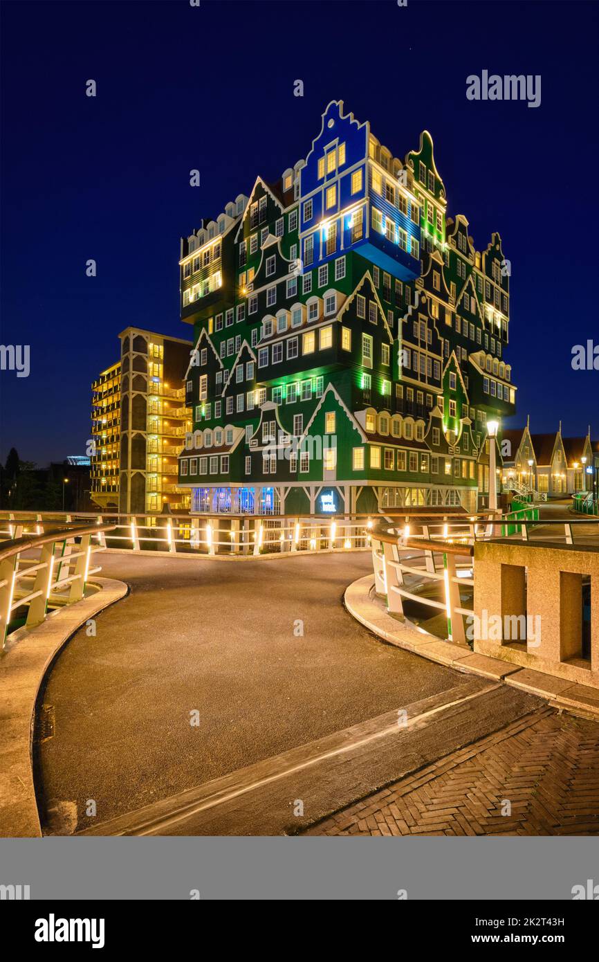 Inntel Hotel a Zaandam illuminata di notte, Paesi Bassi Foto Stock