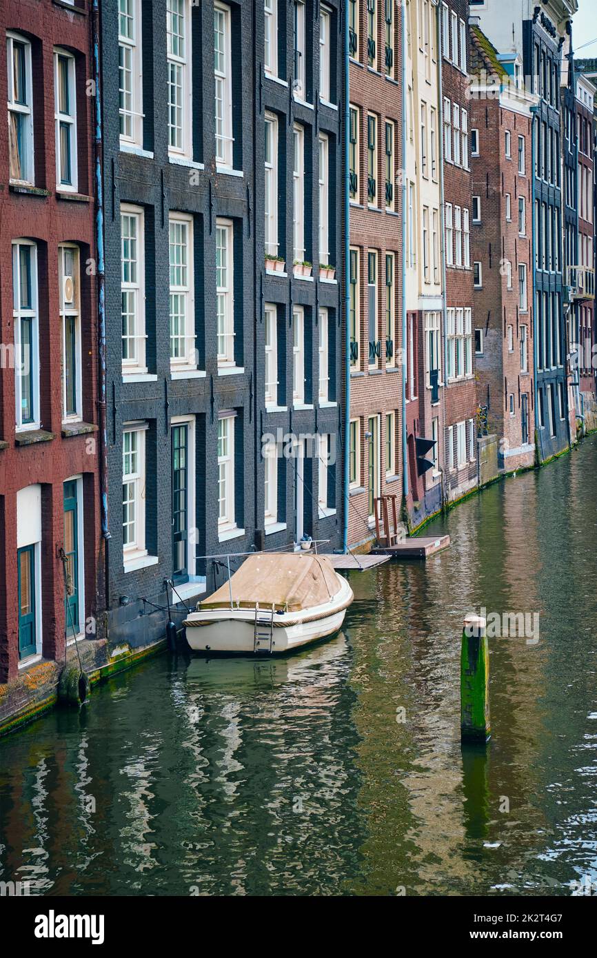 Canale di Amsterdam Damrak con case, Paesi Bassi Foto Stock