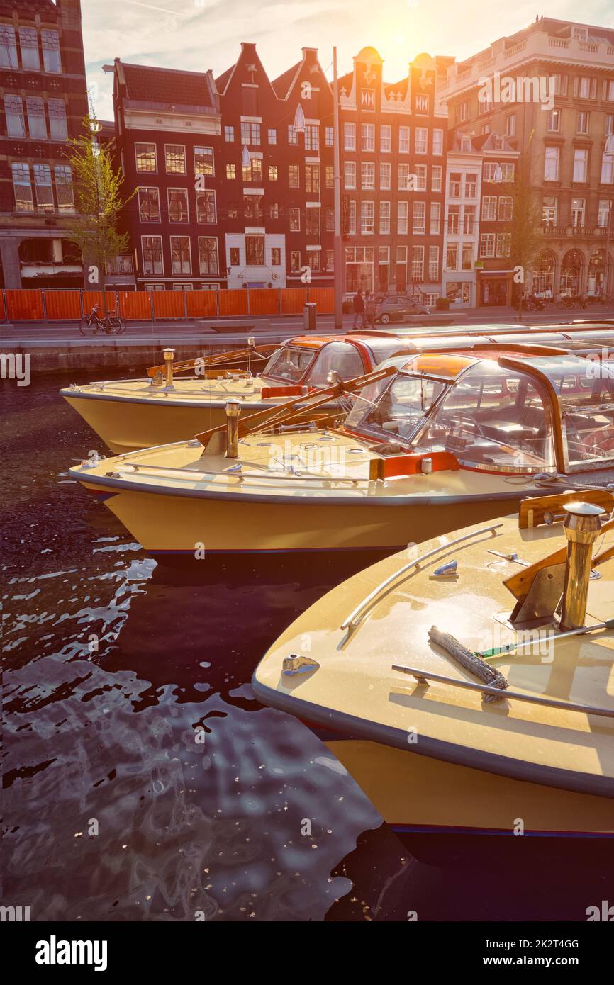 Amsterdam barche turistiche in canale Foto Stock
