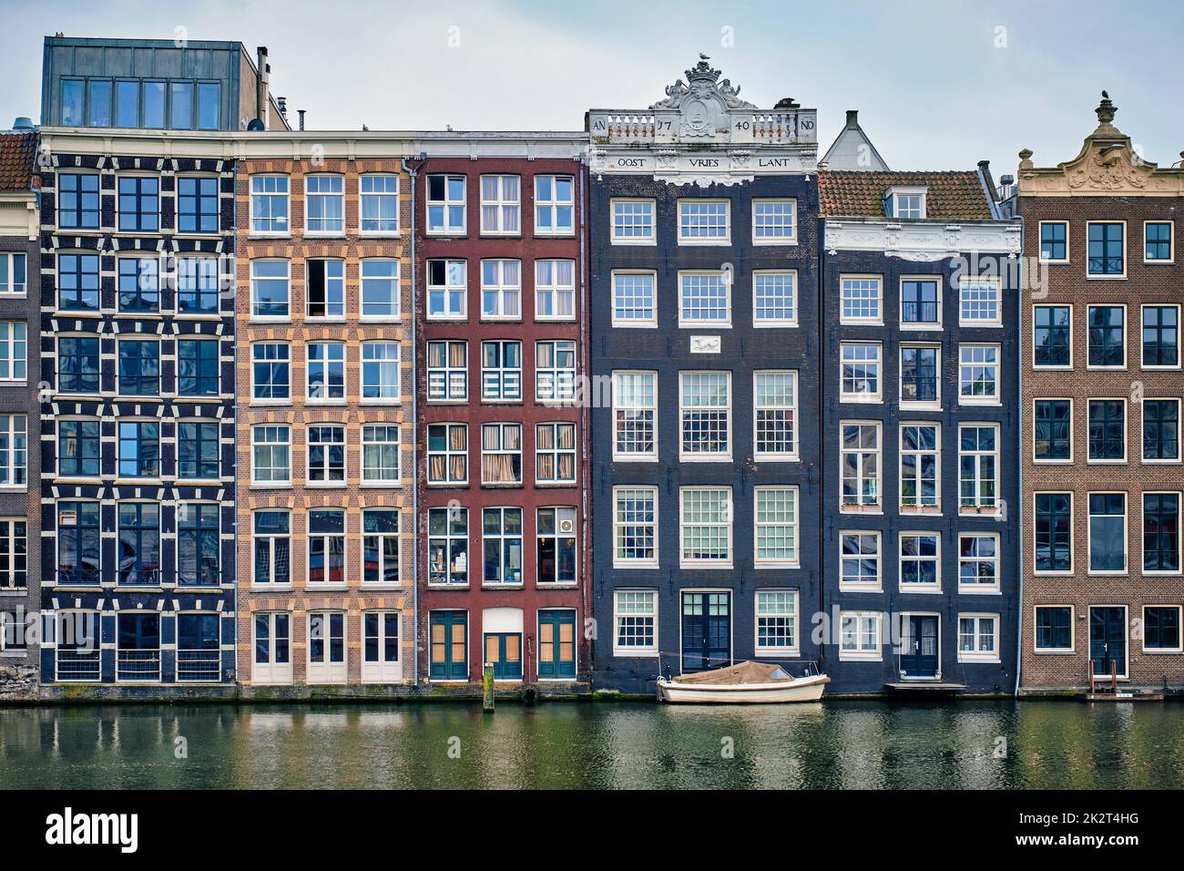 Canale di Amsterdam Damrak con case, Paesi Bassi Foto Stock