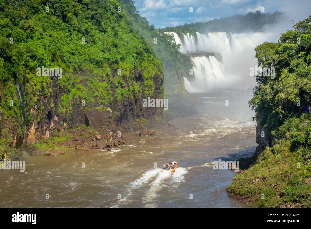 Motoscafo sul fiume Iguazu alle cascate di Iguazu, vista dall'alto, lato argentino Foto Stock