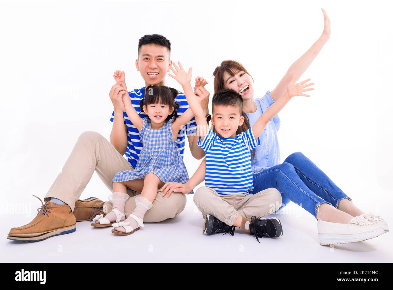 Famiglia asiatica felice guardando la macchina fotografica e seduto su sfondo bianco Foto Stock