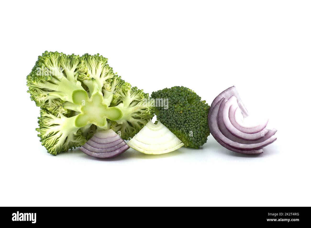 Broccoli freschi e cipolla su fondo bianco Foto Stock