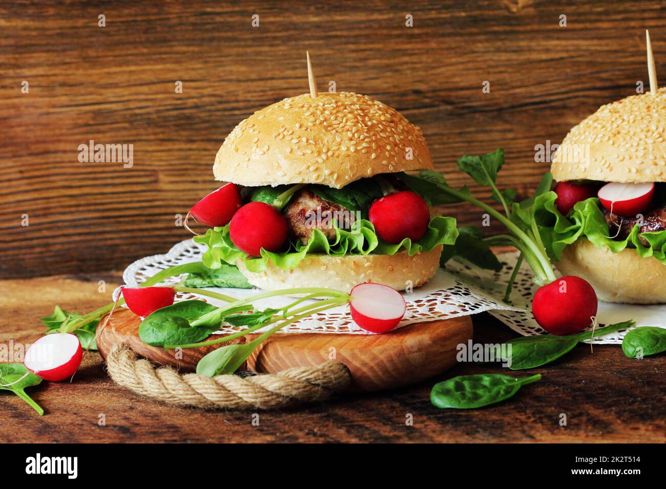 In casa tradizionale hamburger di manzo con rafano,,lattuga, servita su sfondo di legno. Foto Stock