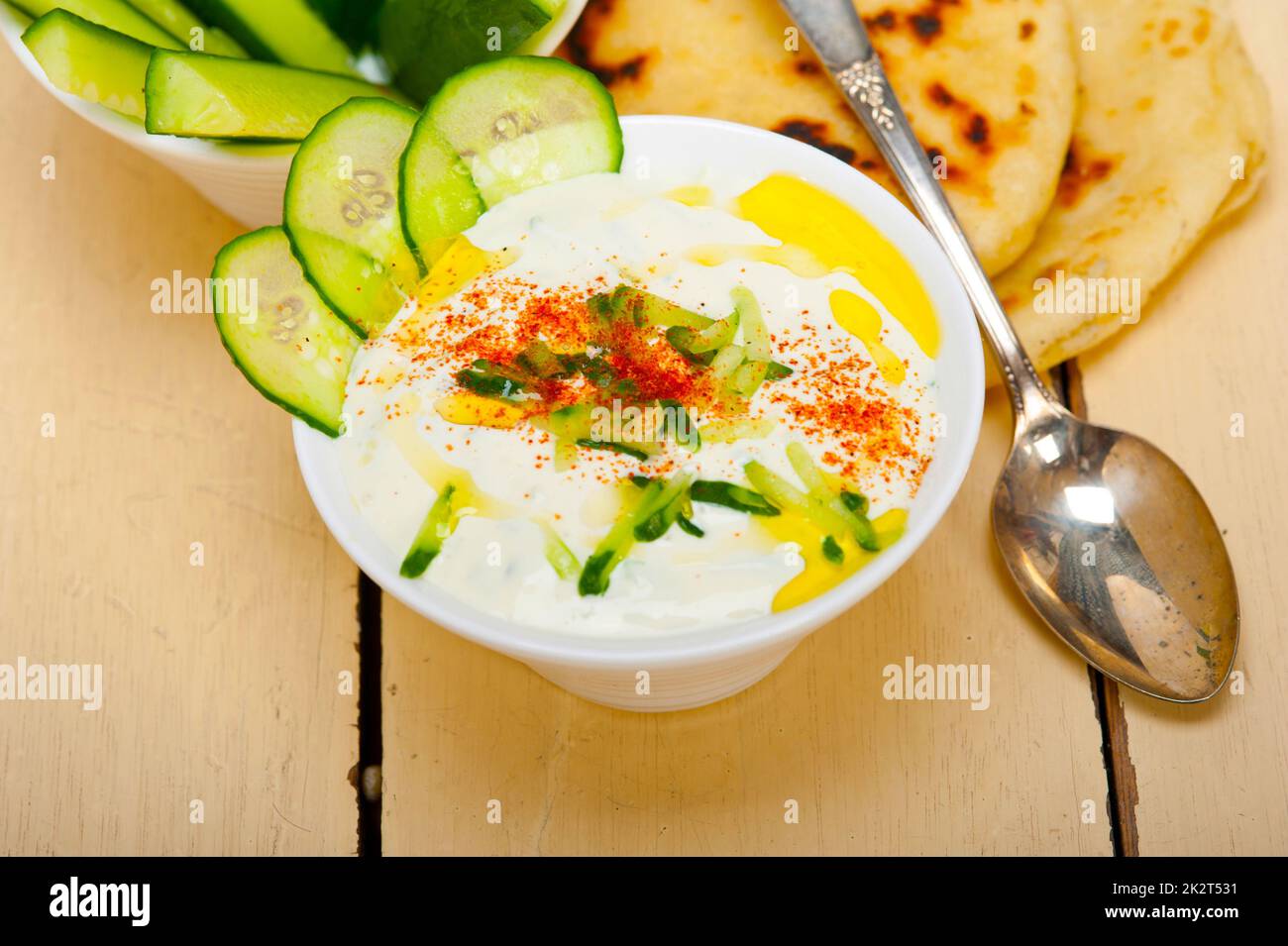Araba in medio oriente lo yogurt di capra e insalata di cetrioli Foto Stock