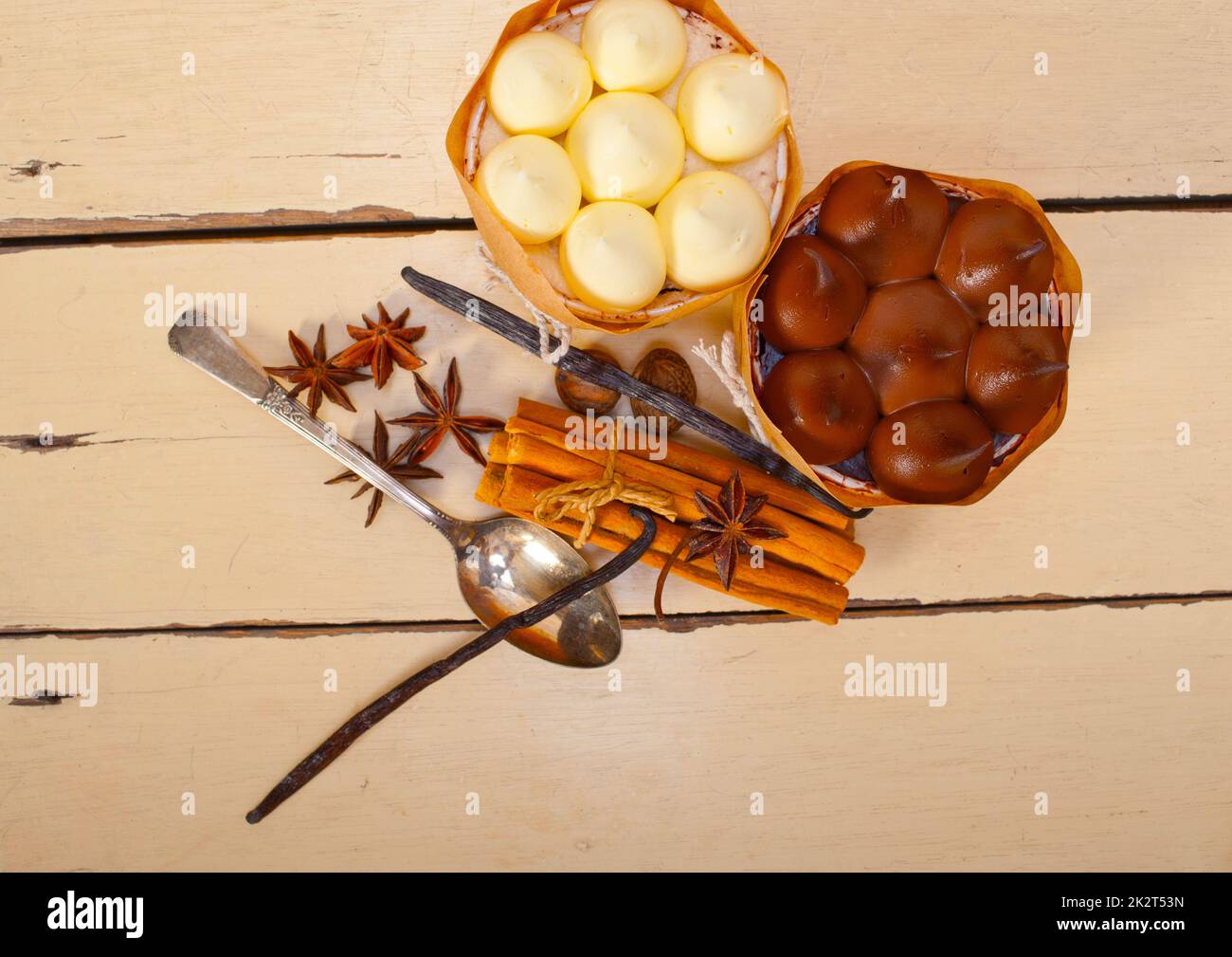 Cioccolato vaniglia e spezie crema dessert torta Foto Stock