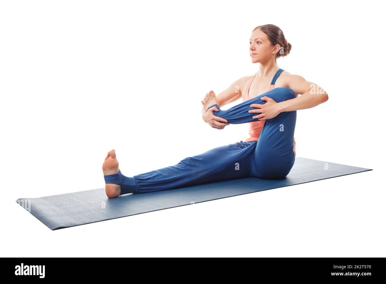 Donna che fa yoga - baby che fa oscillare esercizio - hip opener isolato su sfondo bianco Foto Stock