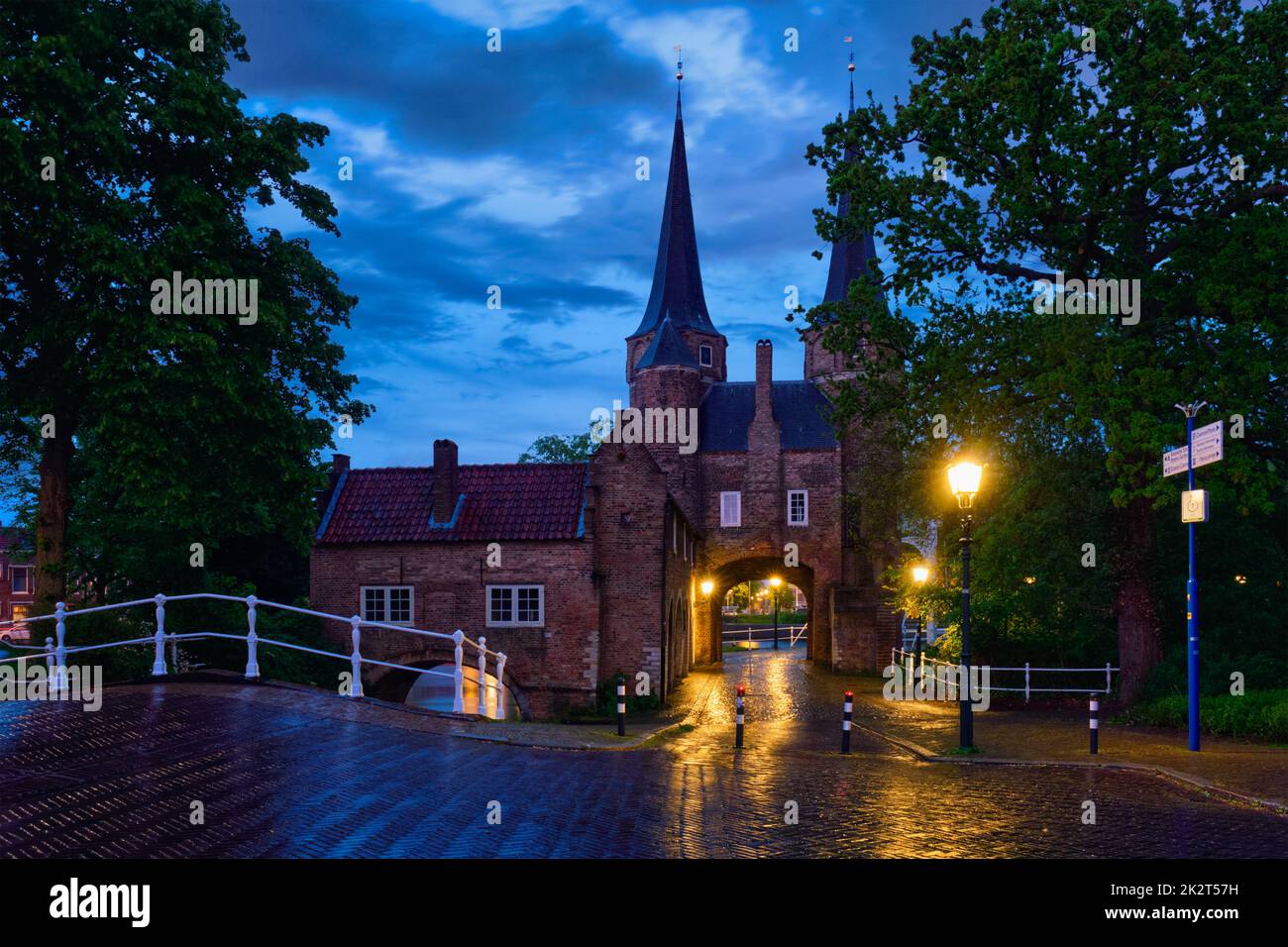 Oostport (porta orientale) di Delft illuminato di notte. Delft, Paesi Bassi Foto Stock