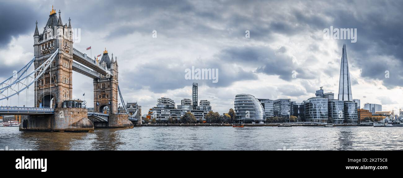 il famoso ponte della torre di londra contro un cielo drammatico Foto Stock