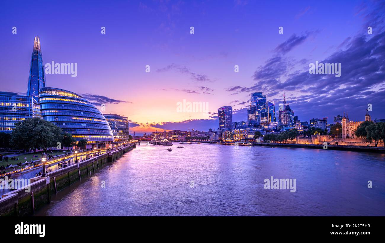 lo skyline di londra dopo il tramonto Foto Stock