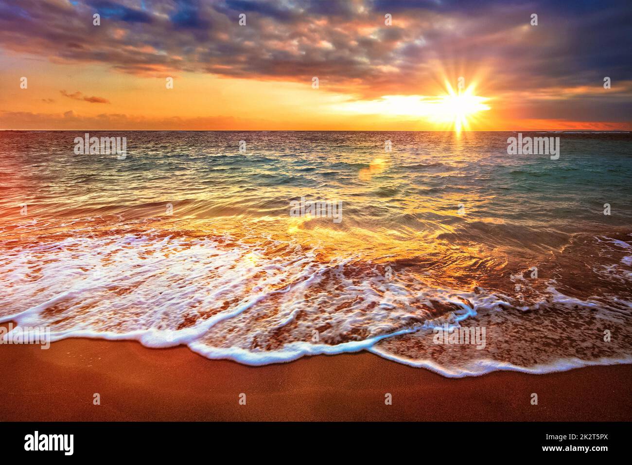 Spiaggia vacanze sfondo vacanza - mare calmo durante l'alba tropicale Foto Stock