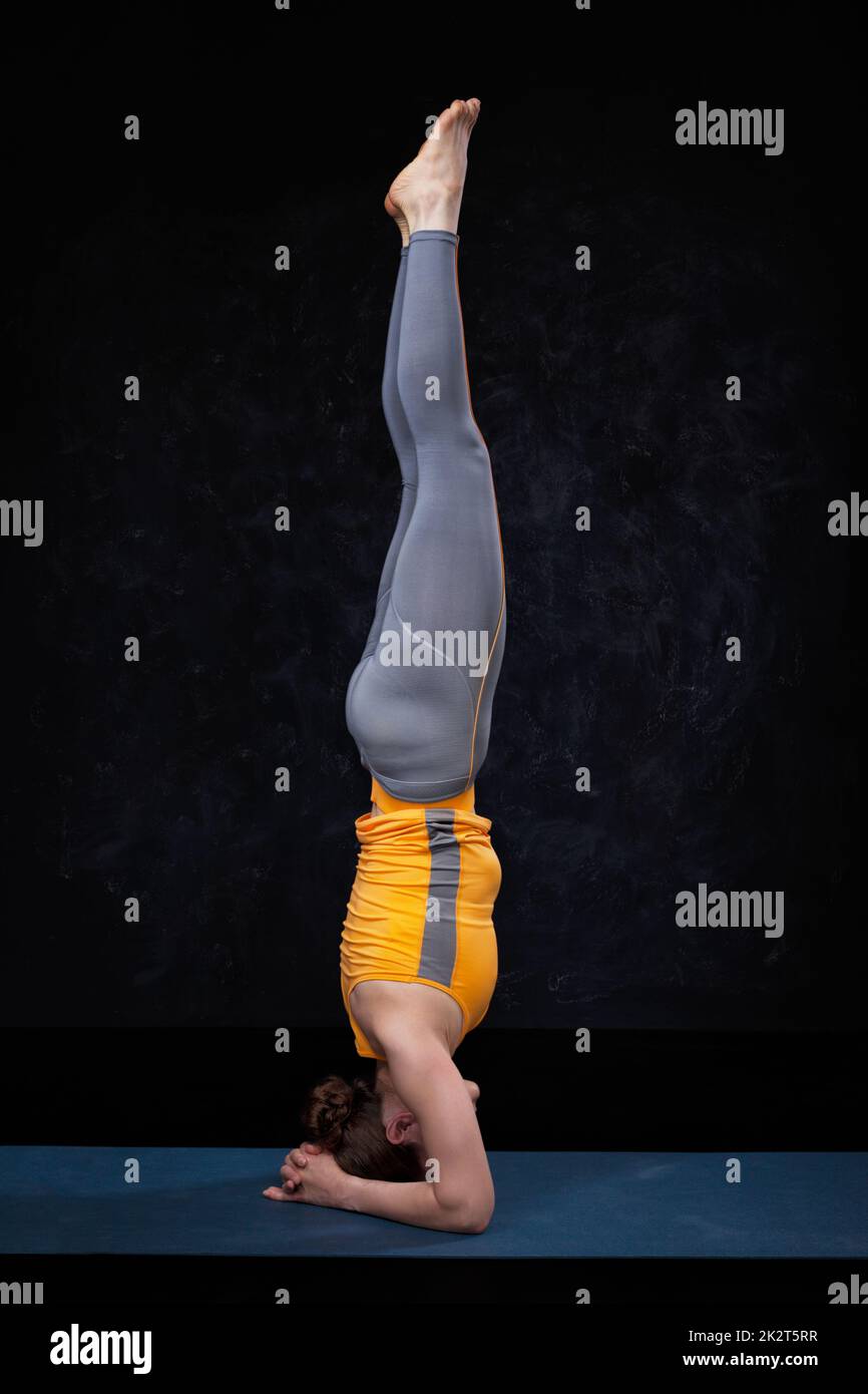 Yoga - donna fare yoga asana sirsana Foto Stock