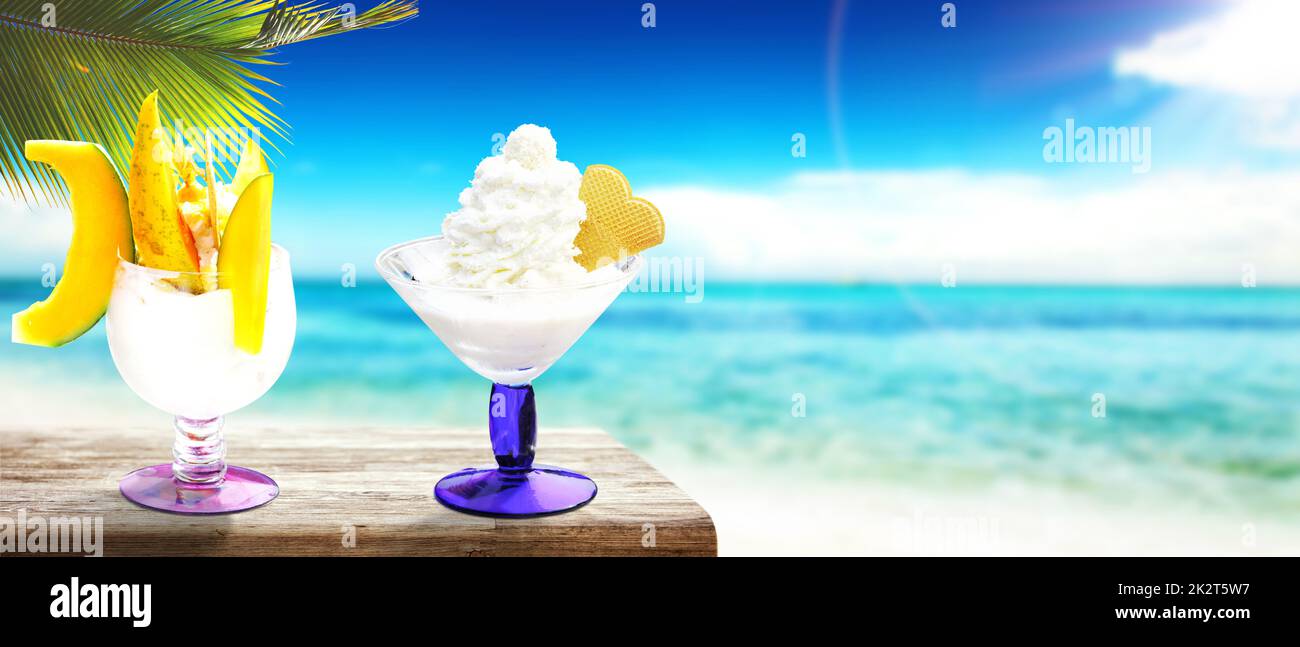 Delizioso gelato sulla spiaggia. Sano concetto di cibo estivo. Foto Stock