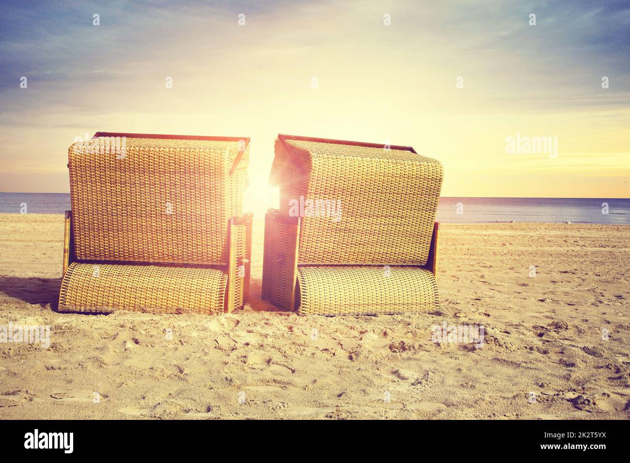 Mare baltico tempestoso con sedie da spiaggia e dune costiere. Foto Stock