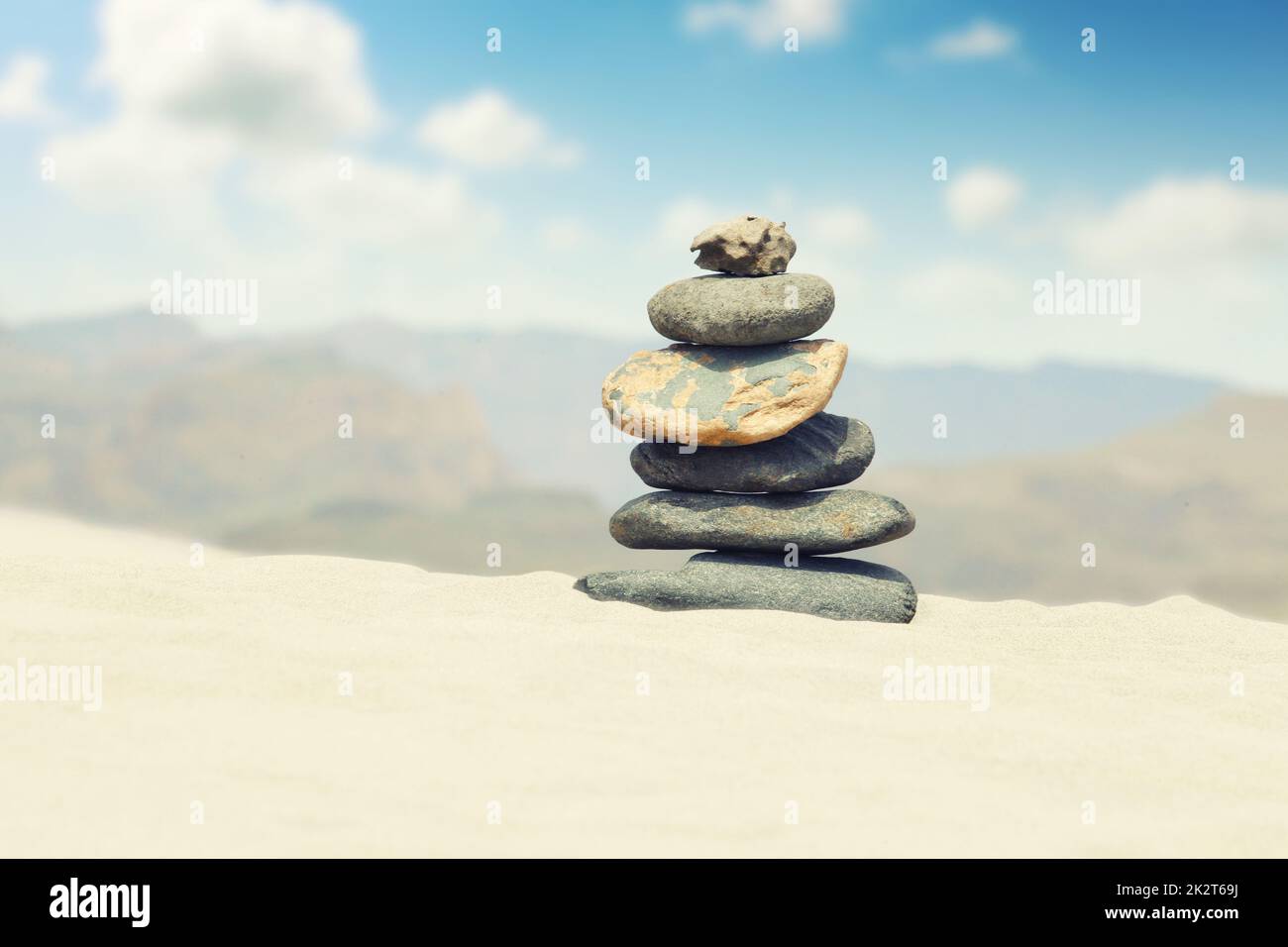Pietre equilibrato su una spiaggia di ciottoli durante il tramonto. Foto Stock