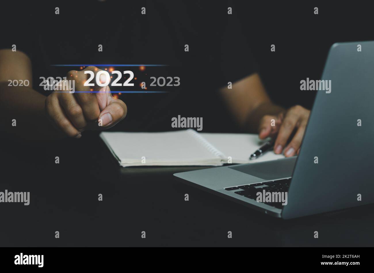 Businessman mano toccare 2022 anno numero su schermo virtuale concetto digitale tendenze di settore e business trend. Spazio copia. Foto Stock