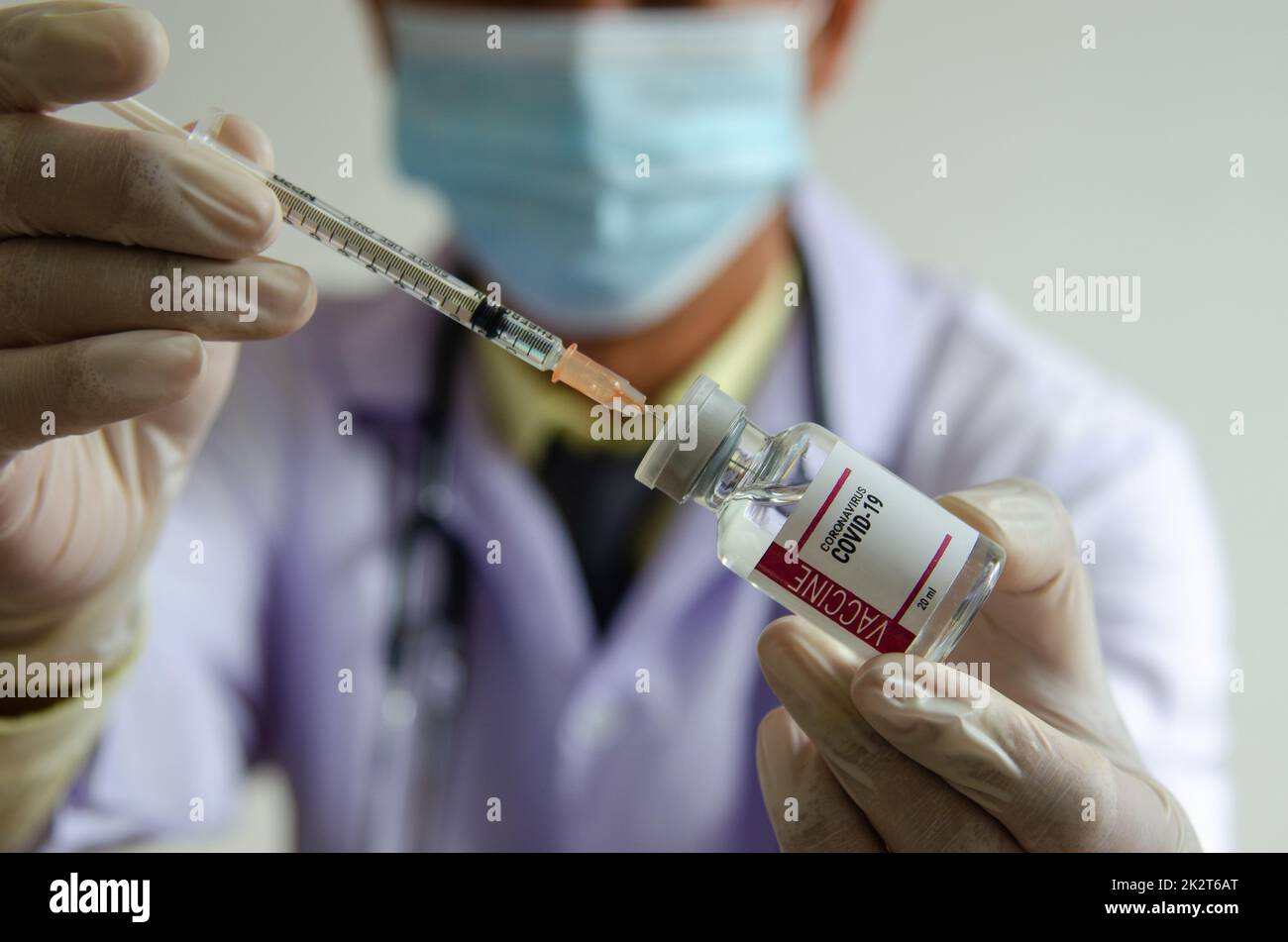 Medico o scienziato in possesso di una bottiglia di vaccino covido. Foto Stock