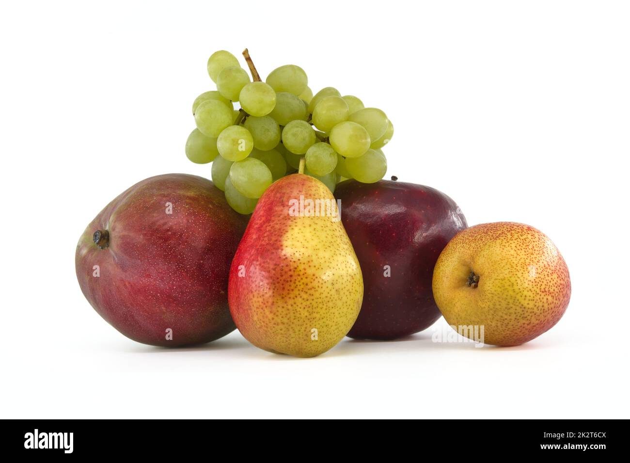 Mango, pere, uva e mela isolati su bianco Foto Stock
