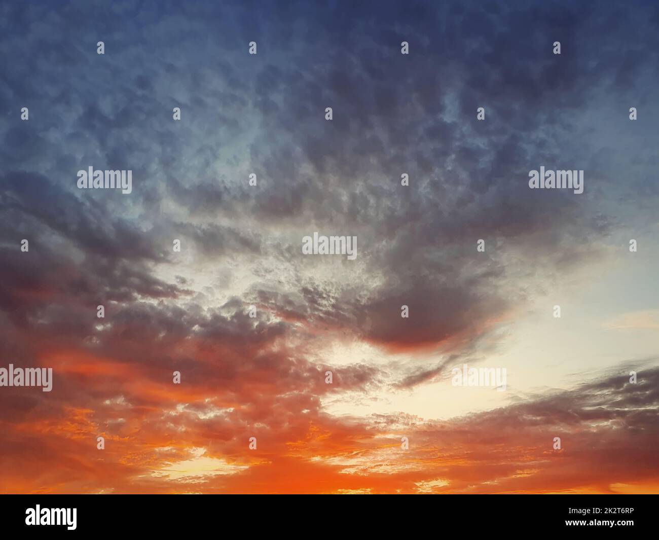 Bella scena di tramonto nuvoloso. Trama astratta delle nuvole, bellezza celeste. Vista del crepuscolo della nebulosa Foto Stock