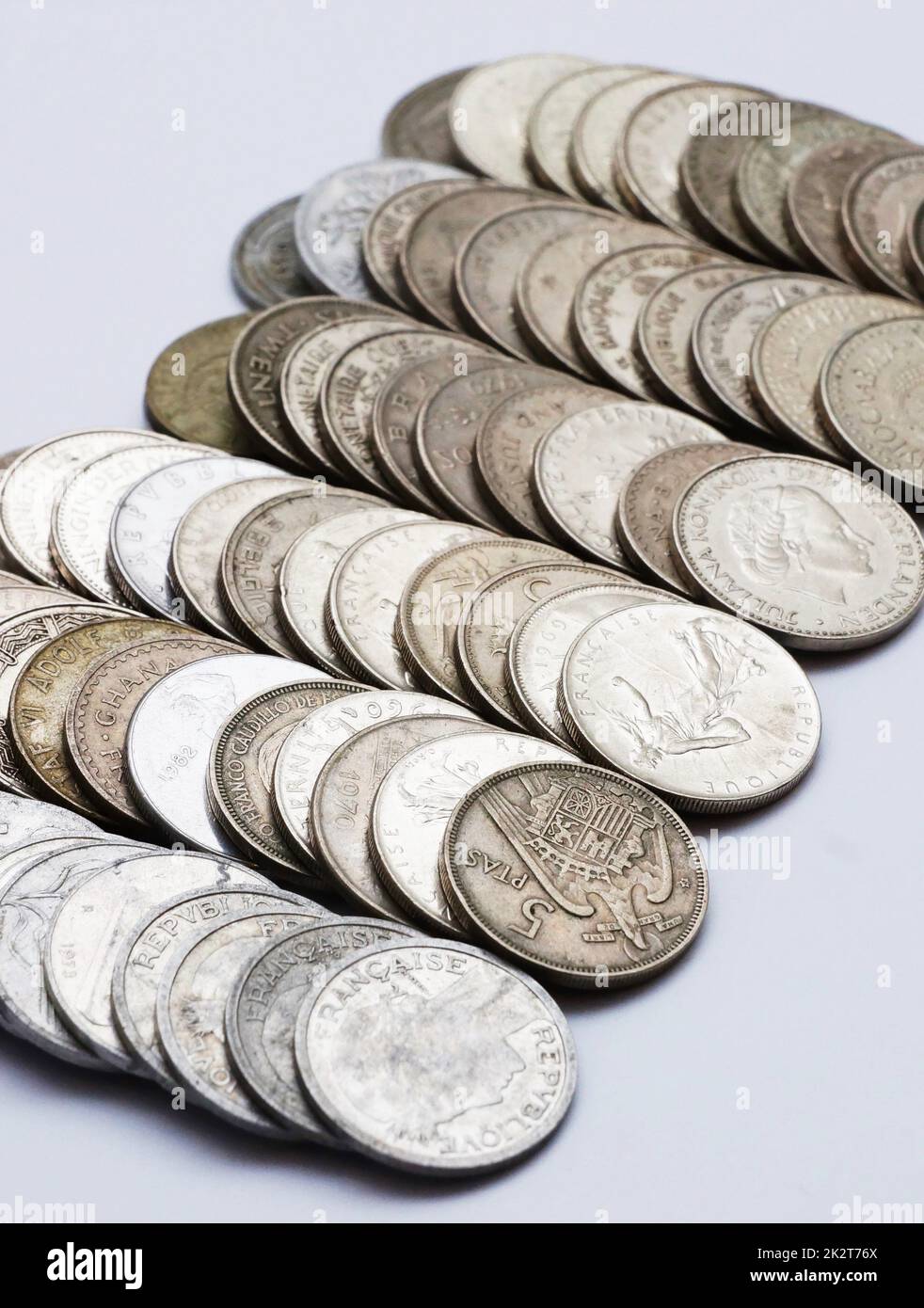 Molti diversi raccolta di monete su sfondo bianco Foto Stock