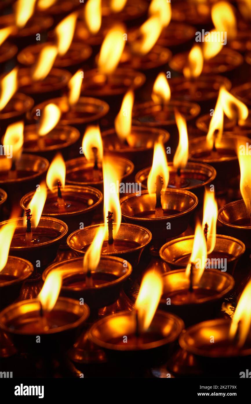 Candele accese nel tempio buddista. Dharamsala, Himachal Pradesh Foto Stock