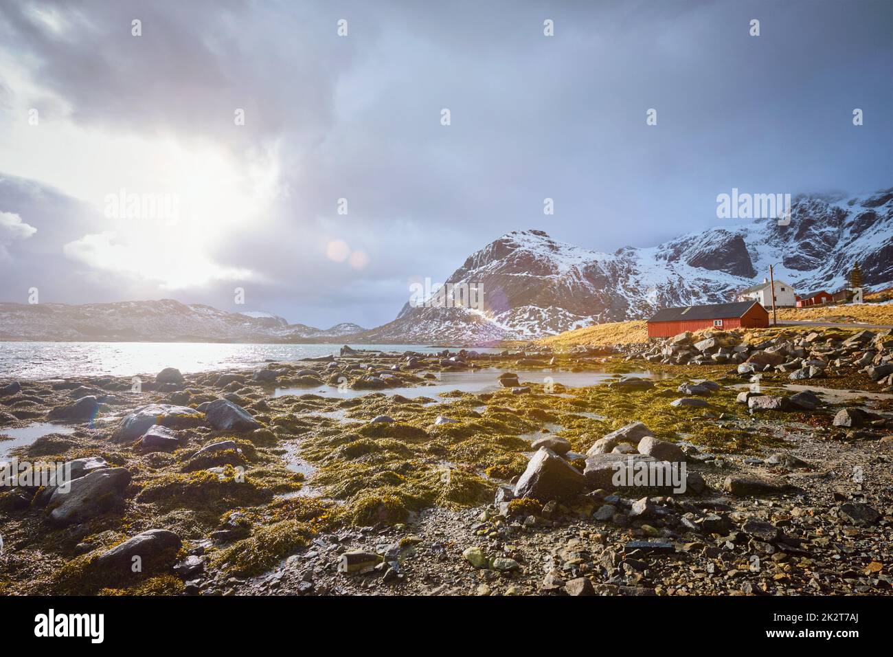 Casa di rorbu rosso e fiordo in Norvegia Foto Stock