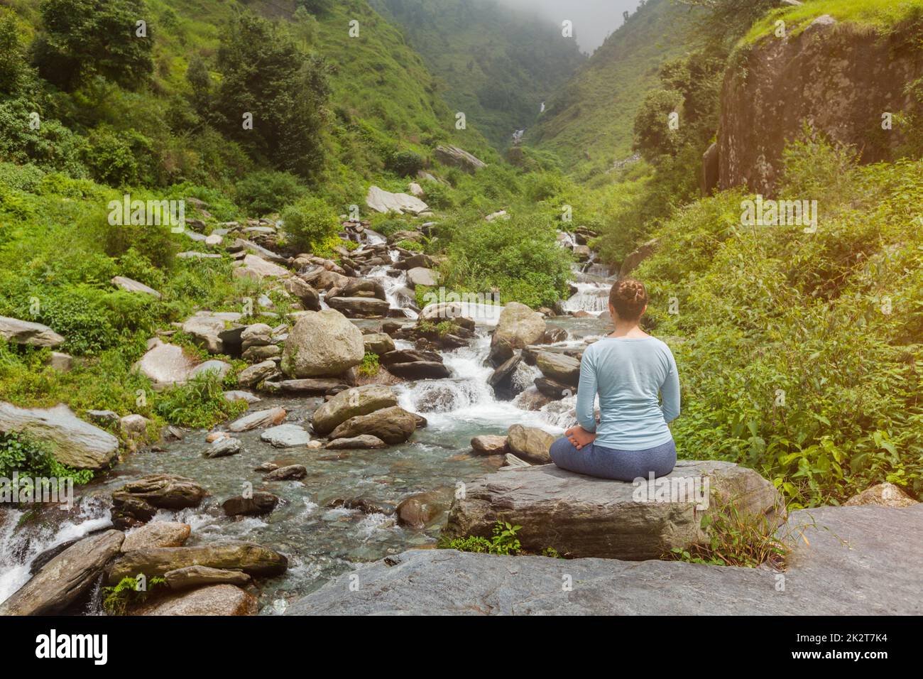 Donna in Padmasana in esterno Foto Stock