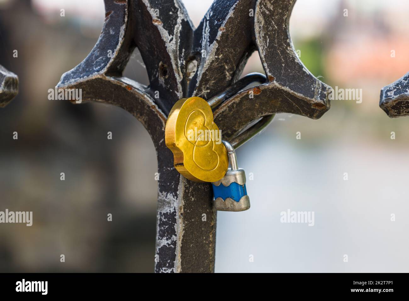 Primo piano vista di lucchetti d'amore appesi su una recinzione ponte Foto Stock