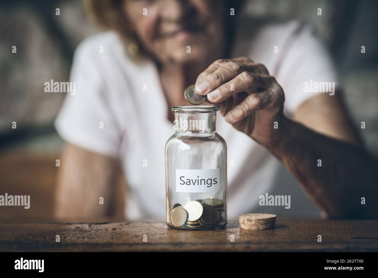 Anziana donna in pensione e i suoi risparmi Foto Stock
