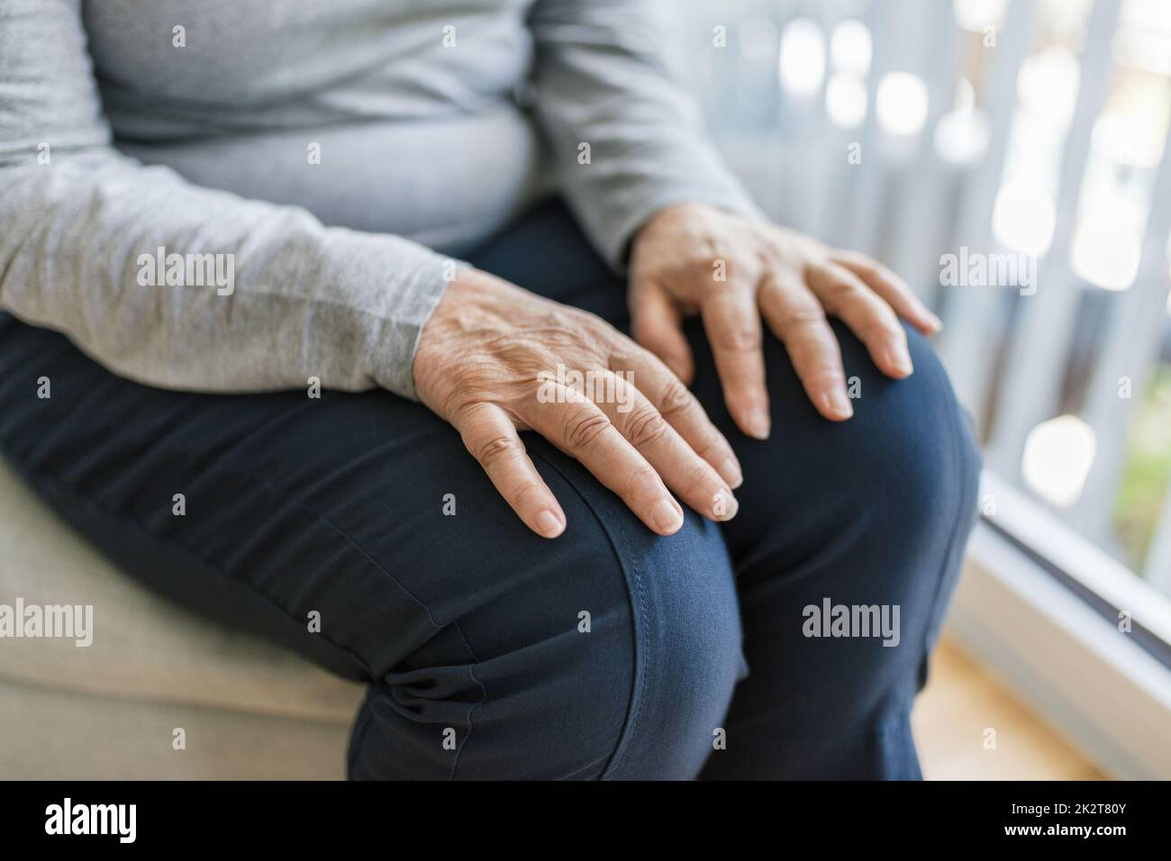 Donna anziana che soffre di artrite Foto Stock