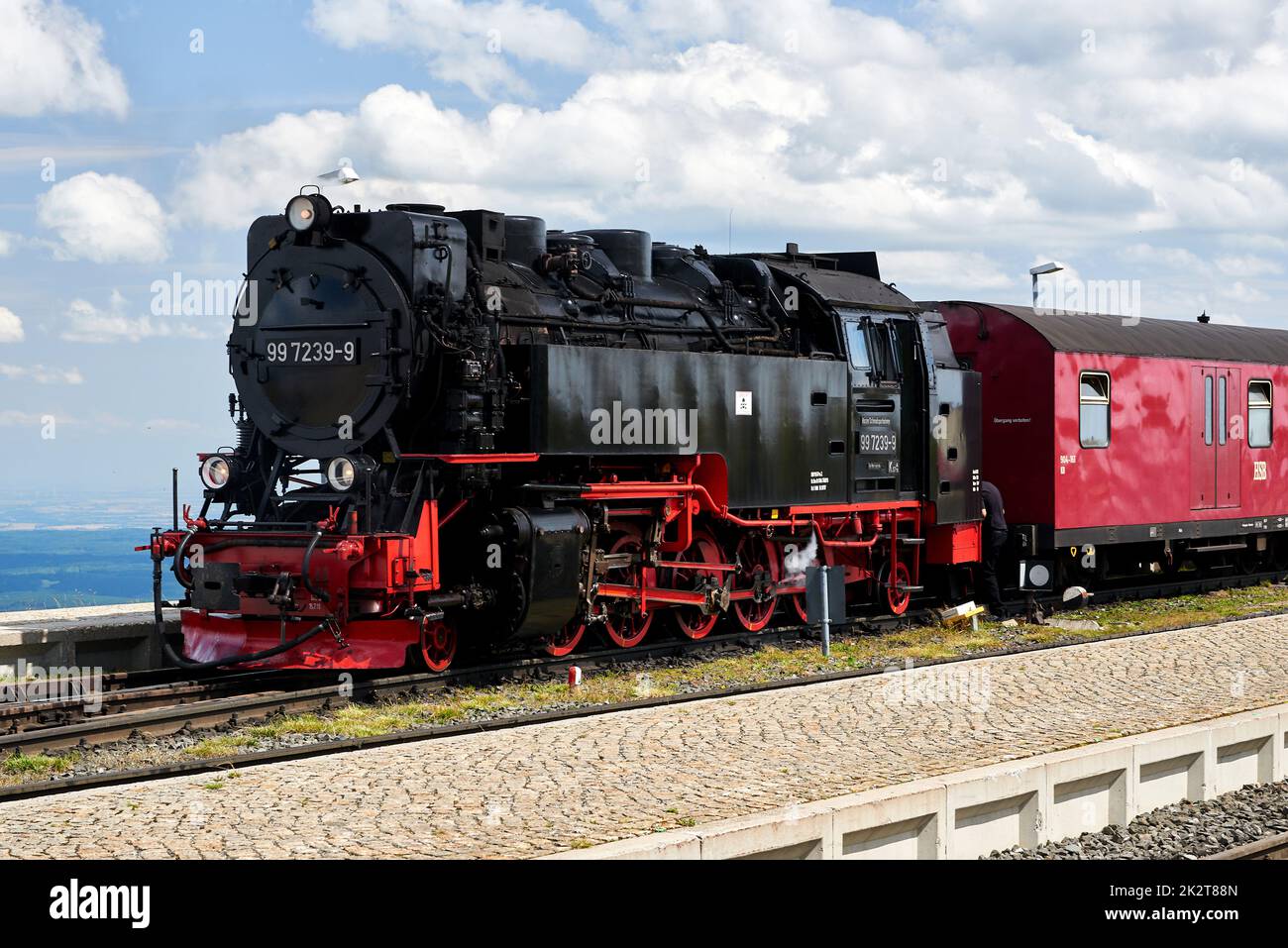 Vecchio treno a vapore Brockenbahn alla stazione nel parco nazionale di Harz Foto Stock
