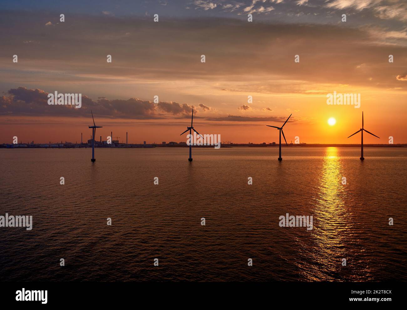 Parco di turbine eoliche offshore nel Mar baltico vicino a Danmark Foto Stock