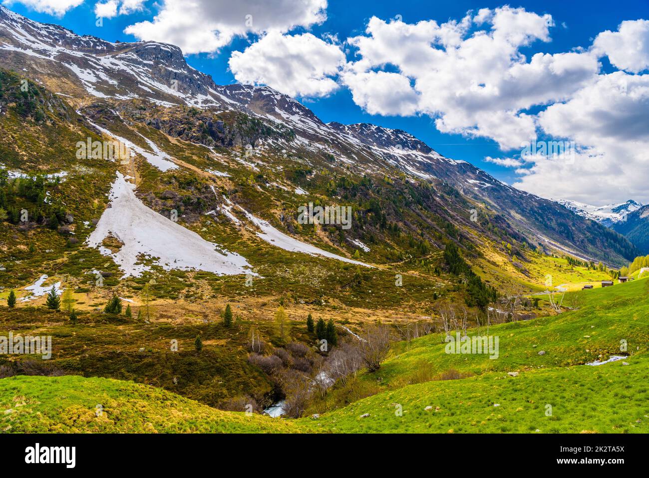 Belle montagne di Alpi con cielo clody, Fluelapass, Davos, Gra Foto Stock