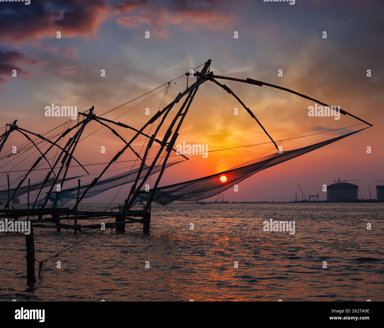 Fishnets cinese sul tramonto. Kochi, Kerala, India Foto Stock