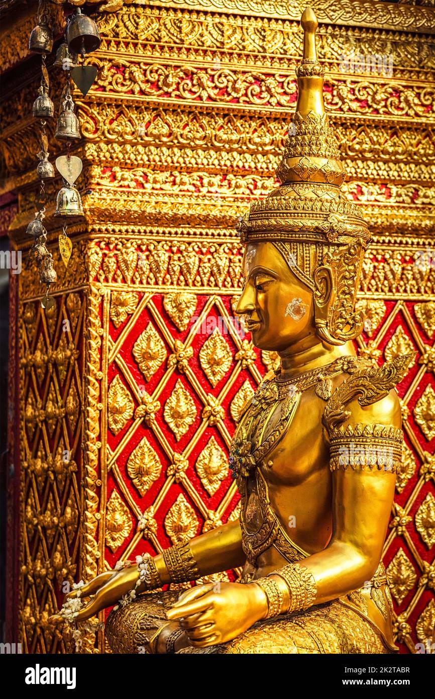 Seduta d'oro statua del Buddha in Thailandia Foto Stock