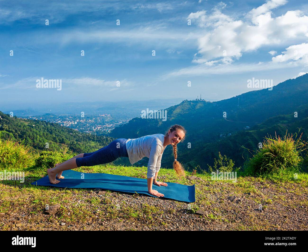 Donna facendo Hatha Yoga asana plank pongono all'aperto Foto Stock