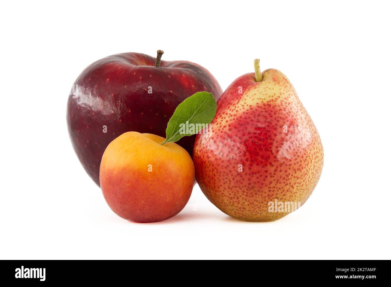 Albicocca, pera e mela rossa isolati su un bianco Foto Stock