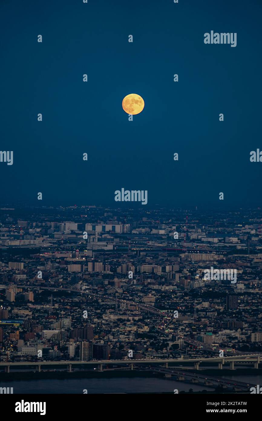 Luna d'Autunno Centrale e Tokyo City Foto Stock