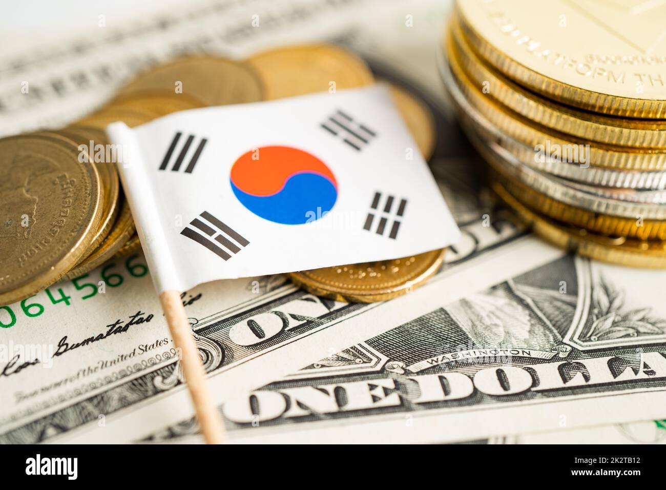 Pila di monete con bandiera coreana, concetto di finanza bancaria. Foto Stock