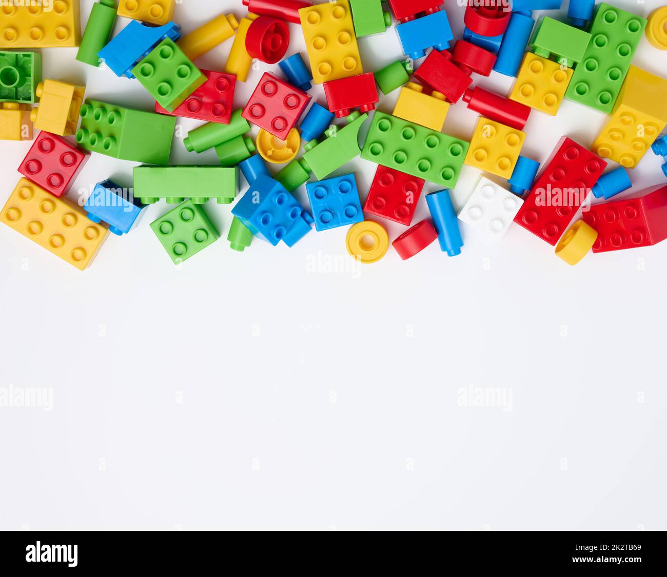 Parti sparse di un progettista di plastica per bambini, vista dall'alto. Sfondo bianco Foto Stock