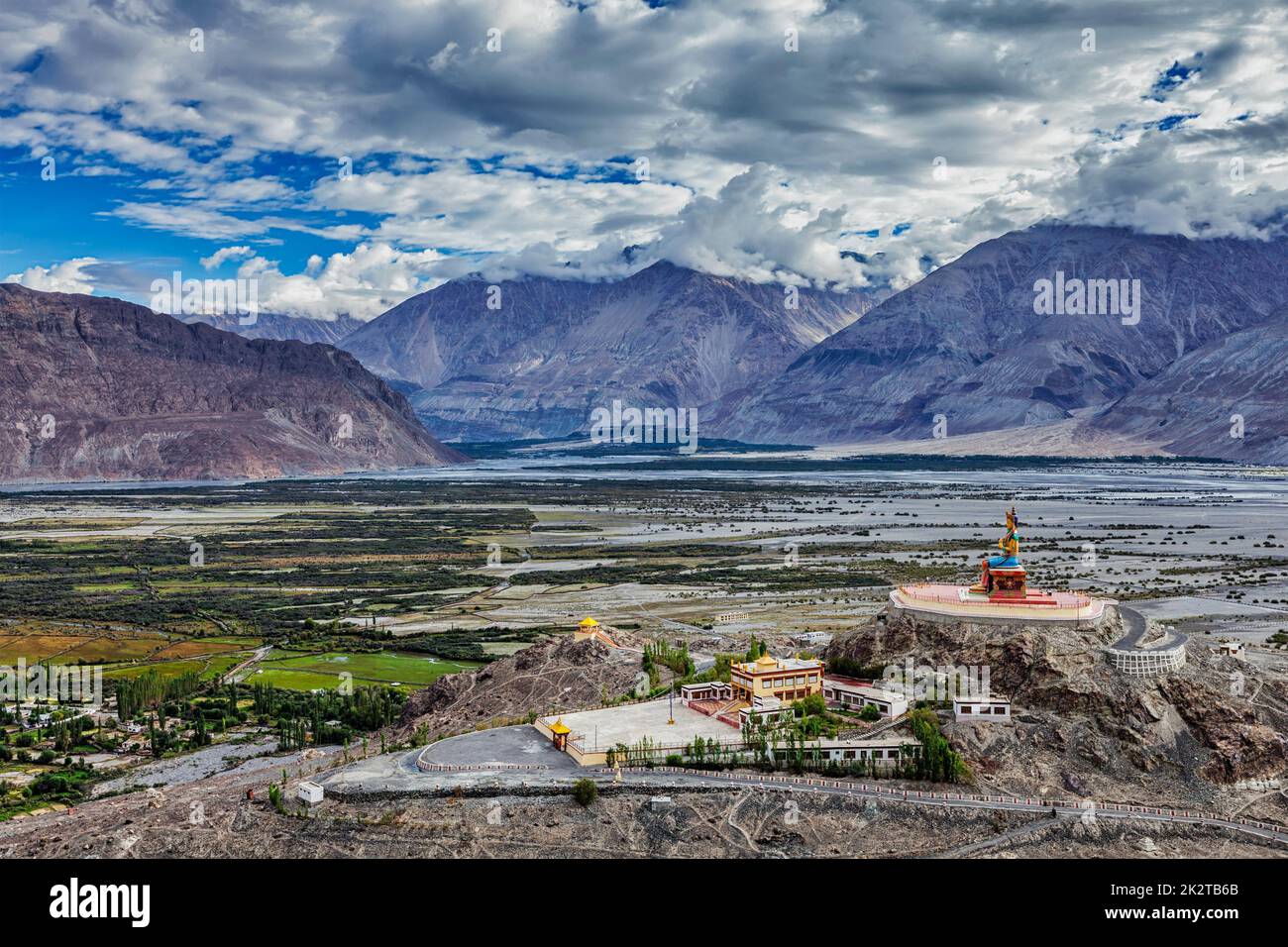 Statua del Buddha Maitreya in Diskit gompa, valle di Nubra, Ladakh, Inda Foto Stock