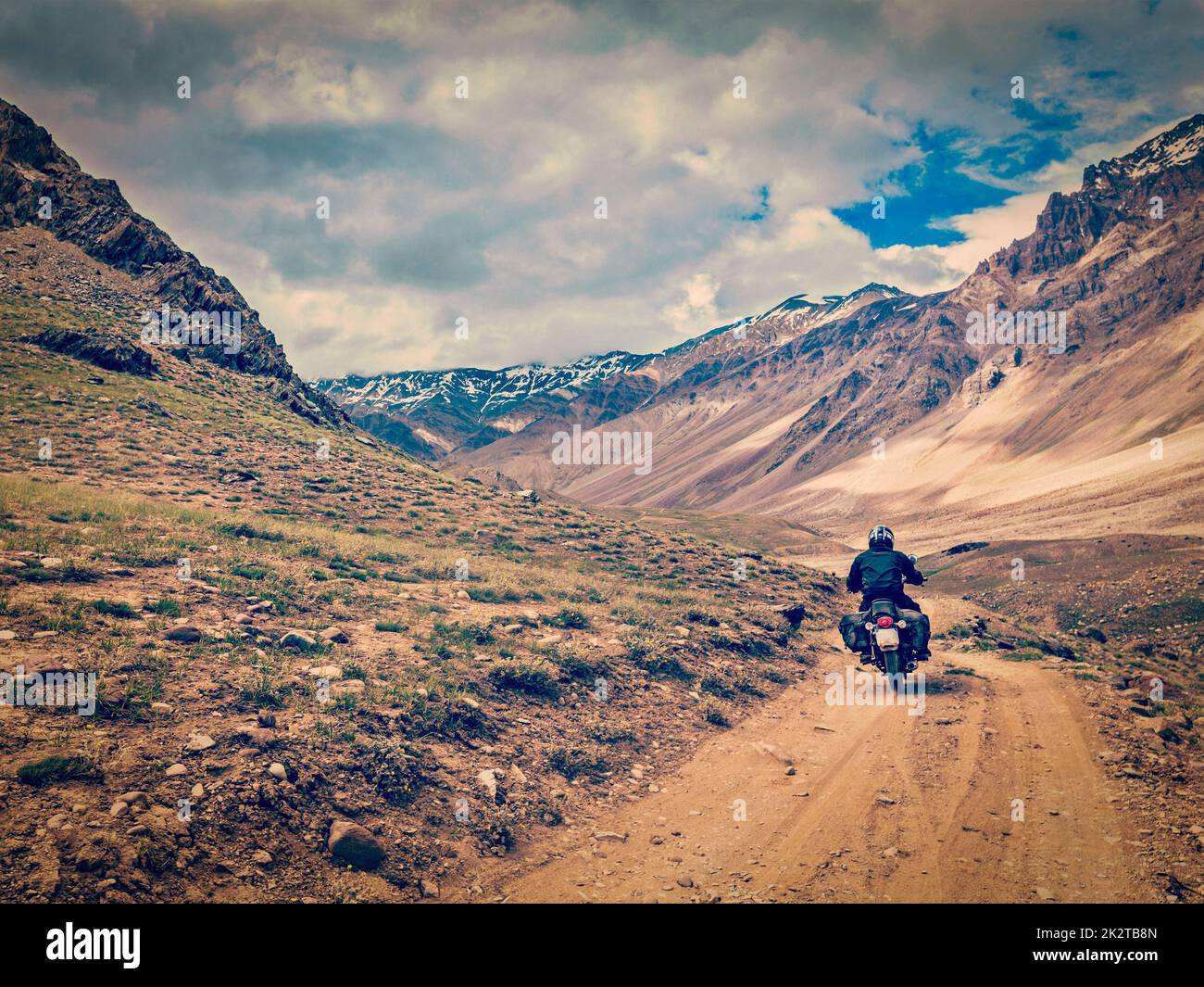 In bicicletta sulla strada di montagna in Himalaya Foto Stock