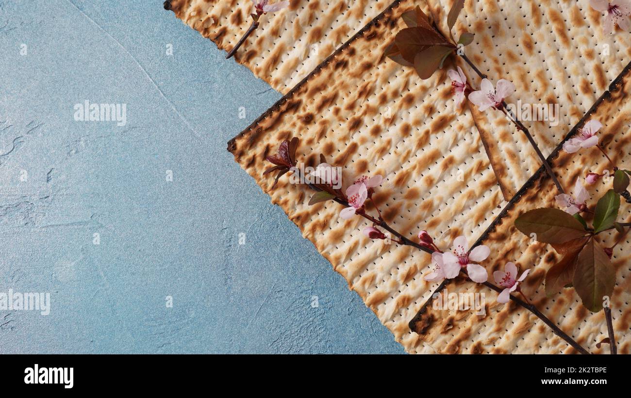 Tavolo servito per la Pasqua (Pesach) al chiuso, con pane matzah come simbolo Pesach (Passover Seder) articolo. Foto Stock