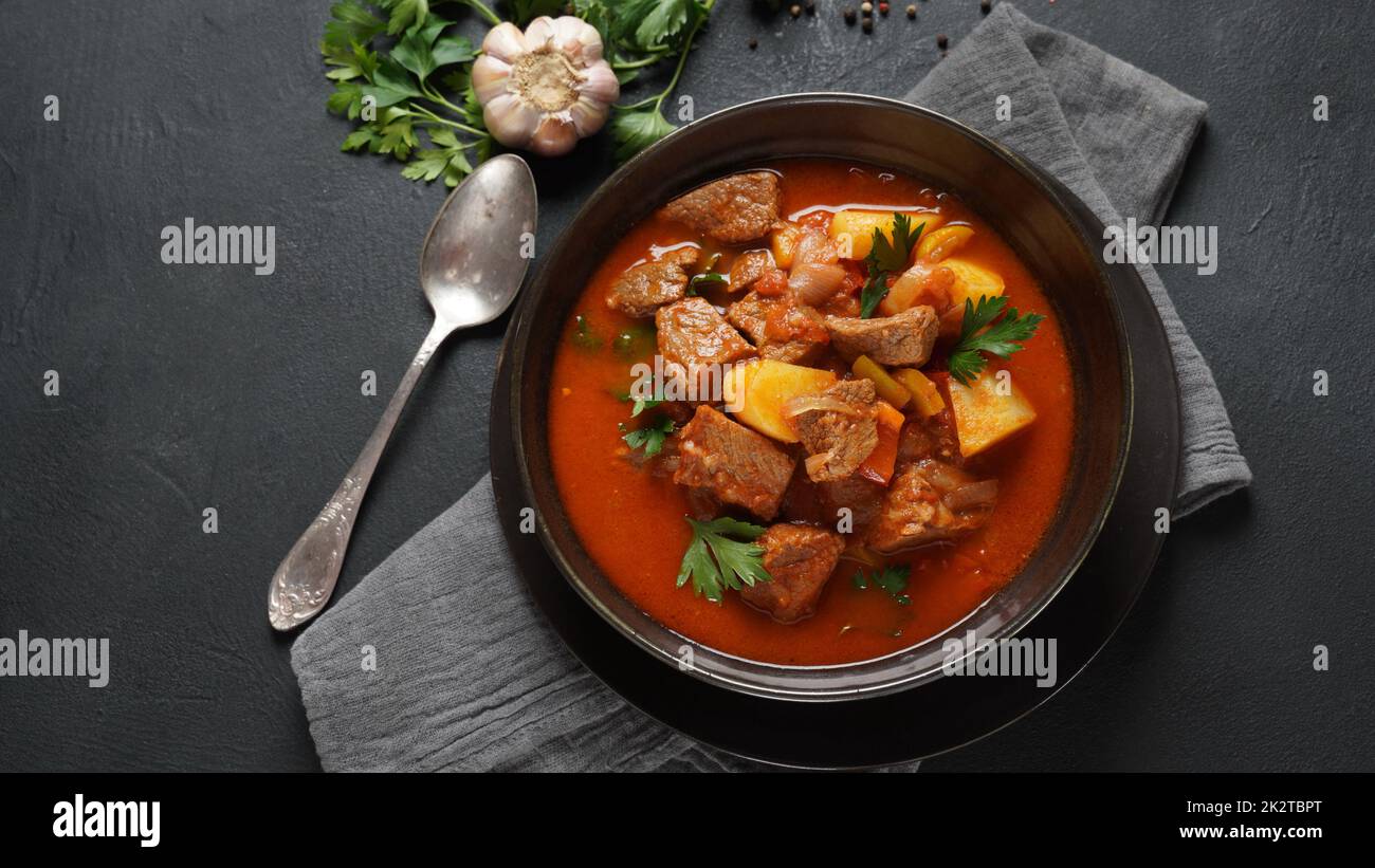 Goulash di manzo, zuppa e stufato, fatto di bistecca di manzo, patate e molto paprika. Pasto tradizionale ungherese. Foto Stock