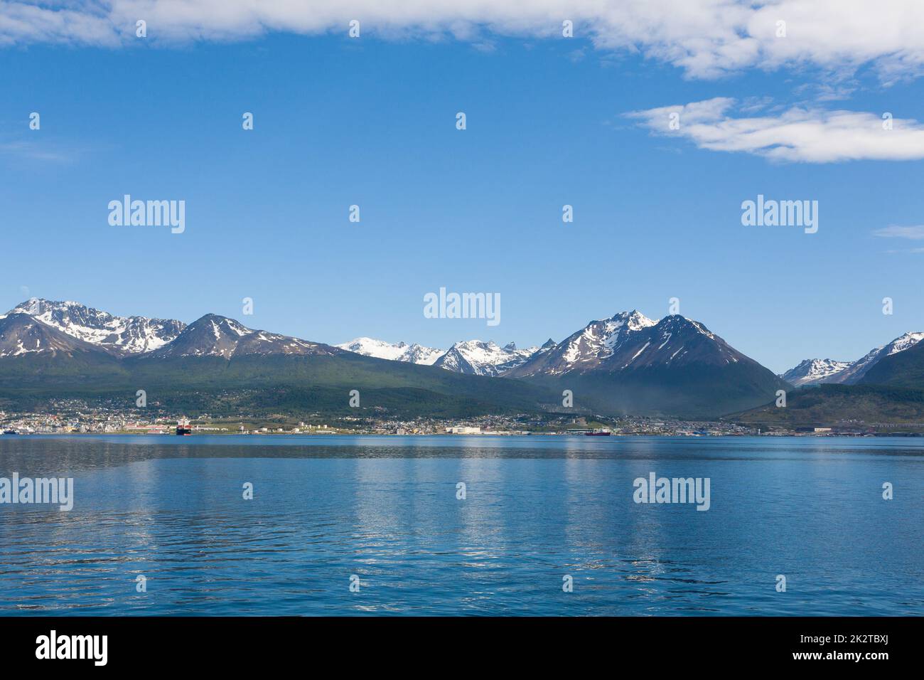 Paesaggio urbano di Ushuaia dal canale di Beagle, paesaggio argentino Foto Stock