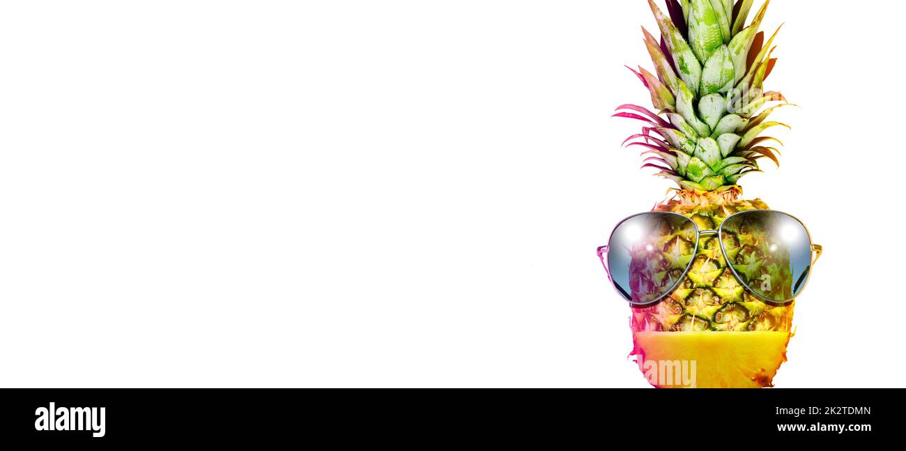 Ananas creativo con occhiali da sole su sfondo estivo. Foto Stock